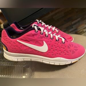 WOMENS NIKE FREE TR FIT 3 VIBRANT PINK CUT-OUT MESH SIZE 7 (VERY GOOD CONDITION)